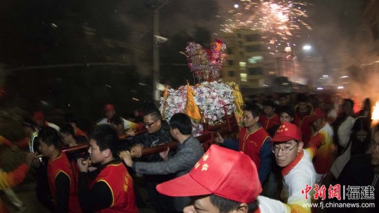 當(dāng)媽祖金身從民宅到上英宮，從上英宮回鑾湄洲媽祖祖廟，一路上萬(wàn)人簇?fù)碜o(hù)駕，浩浩蕩蕩。 王文賢 攝