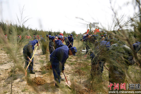 圖為森林消防員參加植樹活動(dòng)。 .jpg