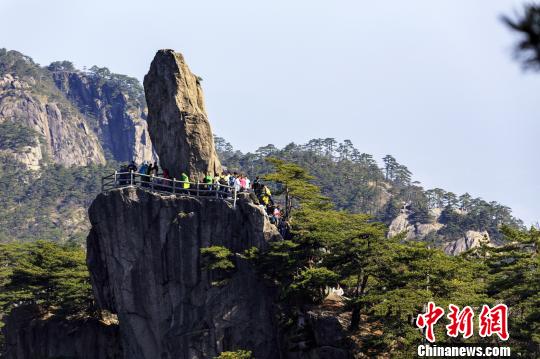 黃山飛來石風(fēng)光。　葉永清 攝