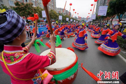 布依族同胞載歌載舞歡慶“三月三”。　賀俊怡 攝