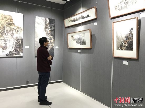 福州市于山堂內(nèi)，藝術(shù)愛好者正在品味書畫展作品的藝術(shù)韻味。林堅(jiān) 攝