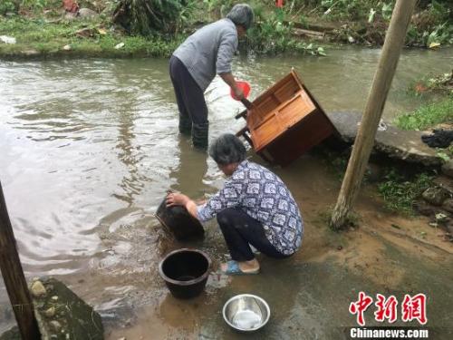 7月10日，武夷山星村鎮(zhèn)農(nóng)戶自救，正在清洗洪水淹沒的物品?！堺惥?攝