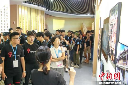 參與2019年晉江海峽兩岸大學生設(shè)計營的兩岸學子參觀晉江市展館，了解當?shù)亟?jīng)濟社會發(fā)展情況?！＄娦?攝