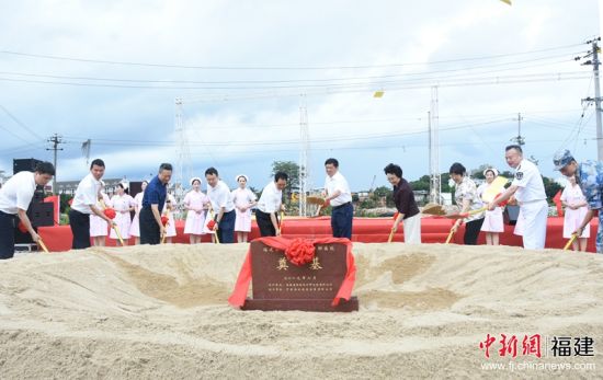 出席嘉賓為項(xiàng)目培土奠基。主辦方 供圖