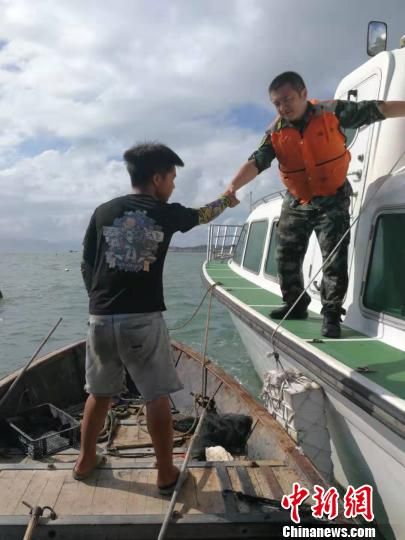 福州海警官兵在福州市連江縣苔菉鎮(zhèn)東洛島附近海域成功救助遇險群眾?！↑S福 攝