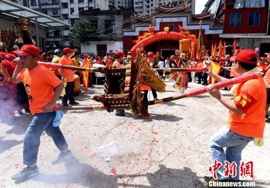 輪轎進香陣頭隊伍，動感十足?！∮浾邉⒖筛?攝