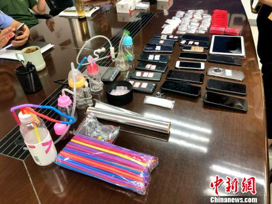 圖為警方繳獲的吸毒工具、作案手機(jī)及毒品等。　夏瑩 攝