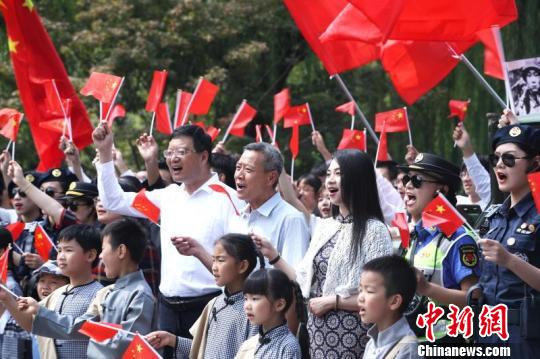 “穿越70年杭州快閃”活動在杭州西湖舉行?！堃?攝