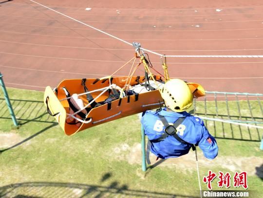 9月18日，福建省泉州市舉行第22次防空警報試鳴暨人口疏散演練。圖為參演人員利用滑梯運送傷員?！∨碛?攝