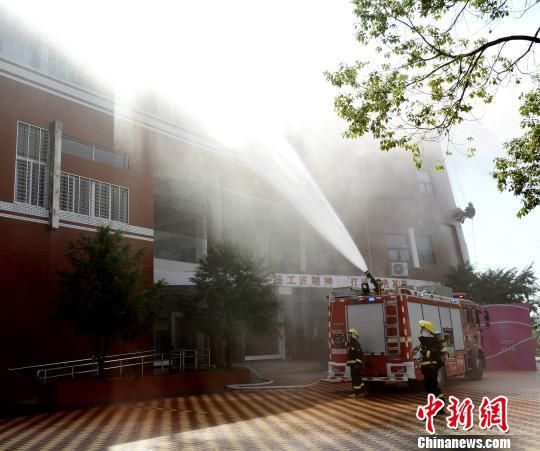 　　9月18日，福建省泉州市舉行第22次防空警報試鳴暨人口疏散演練。圖為無人機空投救援物質(zhì)?！∨碛?攝