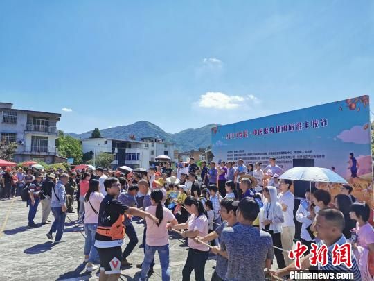 　　22日，2019羅源·中房健身休閑旅游豐收節(jié)暨古鎮(zhèn)探寶活動在羅源縣中房鎮(zhèn)舉行。圖為拔河比賽現(xiàn)場?！∮岷闃?biāo) 攝