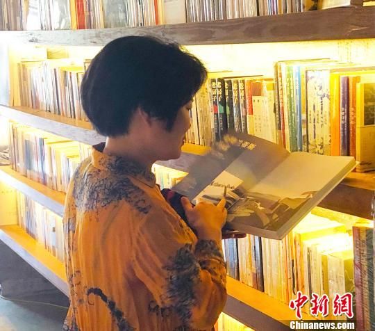 　　圖為先鋒廈地水田書店靜靜的綻放在金秋燦黃的水田中央。　林榕生 攝