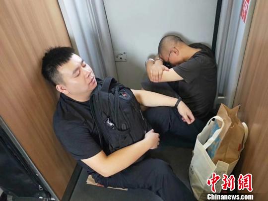 成功抓捕嫌疑人的淳安民警在回程火車上?！【?供圖 攝