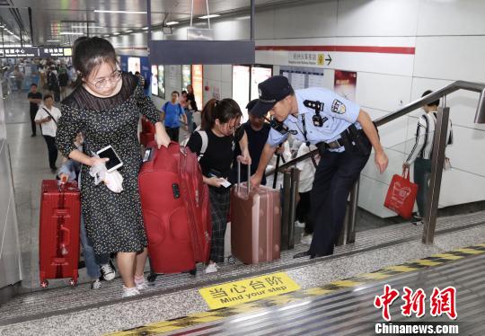 幫助游客的杭州地鐵民警。　警方 供圖 攝