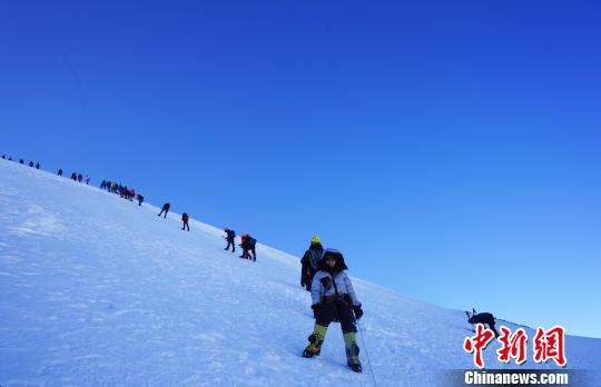 16日，第十七屆中國西藏登山大會(huì)在拉薩當(dāng)雄縣羊八井高山訓(xùn)練基地閉幕。圖為當(dāng)日天還未亮，來自中國各地的山友向海拔6010米的洛堆峰之巔發(fā)起沖擊?！垈?攝