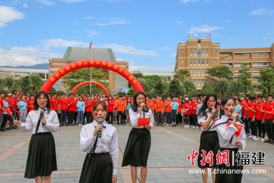 五名學(xué)子即興快閃帶動全場一同合唱《我和我的祖國》。劉金鑫 攝