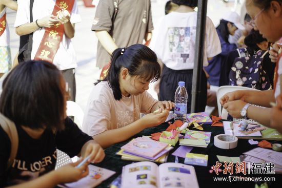 圖為活動期間學(xué)生參與藝術(shù)表達體驗。福州大學(xué) 供圖