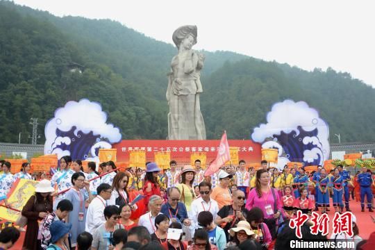 　　7000多位海內(nèi)外鄉(xiāng)親參加世界客屬第二十五次公祭客家母親河——汀江大典?！↓忲?攝