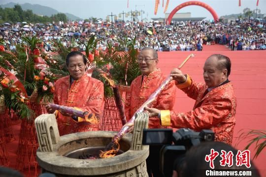 　　海內(nèi)外客家代表作為主祭人，在更衣、沐圣水、凈手后上香祭拜客家母親河。　龔雯 攝