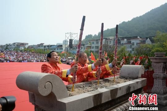 　　海內(nèi)外客家代表作為主祭人上香祭拜客家母親雕像。　龔雯 攝