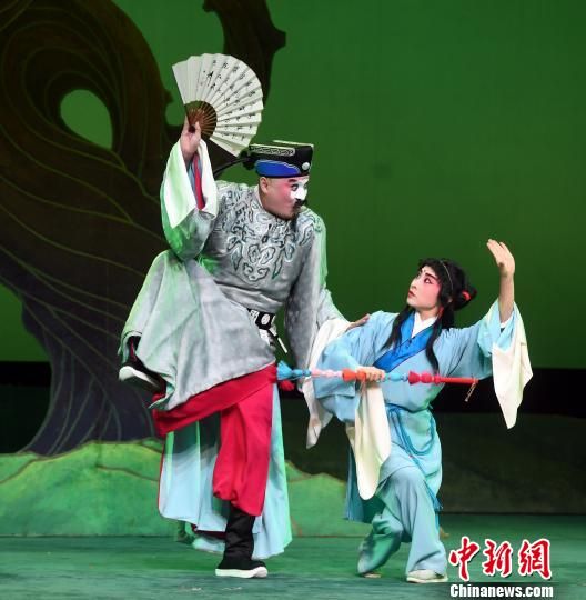 　　福建京劇院二級(jí)演員張飛飛(左)劇中飾演徐九經(jīng)?！∮浾邉⒖筛?攝