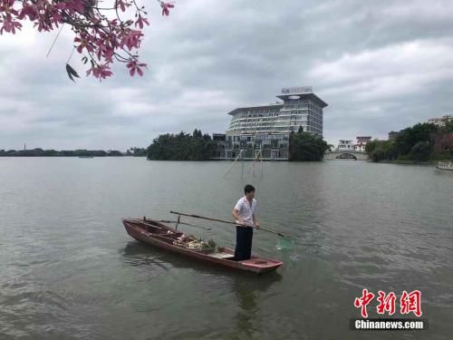 　　工作人員在木蘭溪上打撈垃圾。 冷昊陽(yáng) 攝