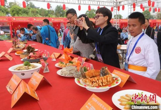 　　觀眾們?cè)谟^賞參賽的客家美食?！↑S水林 攝