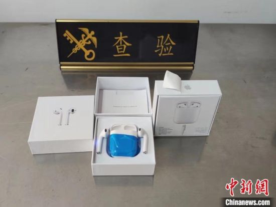 　　榕城海關(guān)在郵遞渠道查獲侵權(quán)“airpods”無(wú)線耳機(jī)1311副。福州海關(guān)供圖