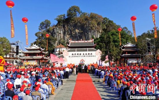 第七屆海峽兩岸定光佛文化節(jié)開幕式活動現(xiàn)場?！⊥醢l(fā)祥 攝