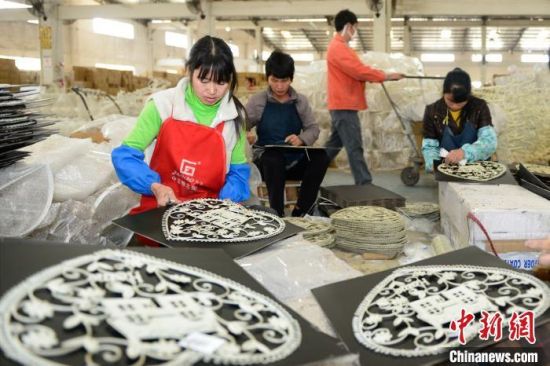 安溪藤鐵家居工藝制作。　劉伯怡 攝