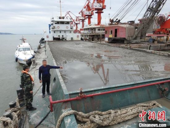 　　圖為福建海警查獲首起海洋非法傾廢案?！」﹫D