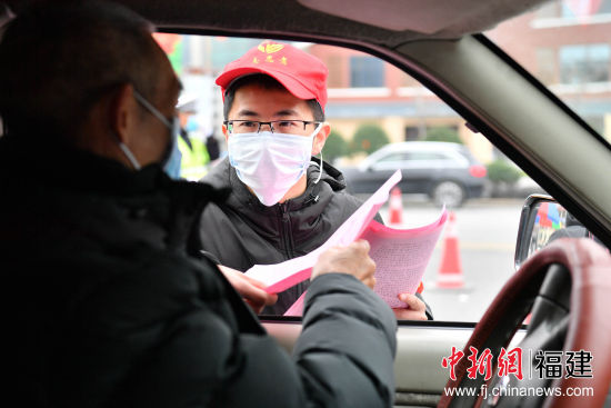 勸導志愿員向過往乘車人員作疫情防控宣傳。鄭宗棲 攝