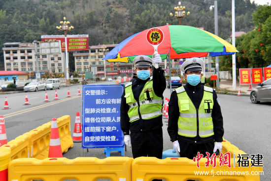 交警設置安全檢查區(qū)域，把住入城關(guān)口。鄭宗棲 攝