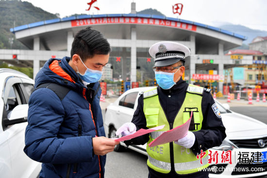 交警向過往乘車人員宣傳嚴把“五道關(guān)口”工作要求。鄭宗棲 攝