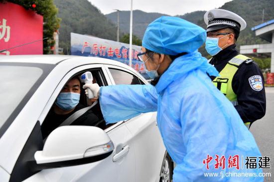 醫(yī)護人員對過往乘車人員進行體溫檢測。鄭宗棲 攝