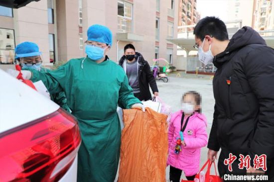 圖為在周寧縣健康觀察點，解除醫(yī)學觀察的兩名小孩準備回家。　黃起青 攝