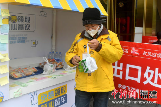 圖為外賣配送員自取餐食。 呂明 攝