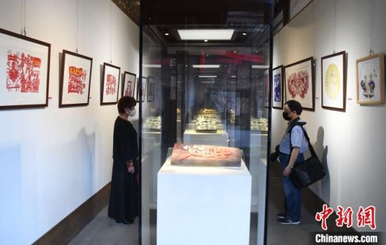 此次展覽近百件參展作品，均為福建非遺傳承人圍繞“戰(zhàn)疫”題材的用心之作?！∮浾邉⒖筛?攝