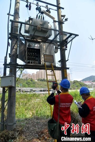 圖為國(guó)網(wǎng)連江供電公司工作人員對(duì)球場(chǎng)涉及的電力線路開(kāi)展電阻測(cè)試和避雷裝置檢查等工作，保障臺(tái)商臺(tái)企雨季可靠供電?！∮浾?張斌 攝