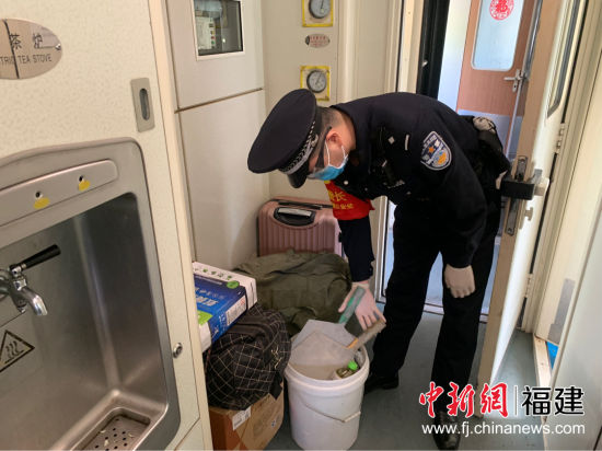 在值乘的列車上，黃警官認(rèn)真巡視車廂，排查重點(diǎn)人員，通過車廂宣傳防控疫情知識(shí)，引導(dǎo)旅客做到科學(xué)防控。