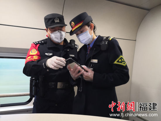 廈門(mén)鐵路公安處特警支隊(duì)民警李立宏 值乘列車(chē)