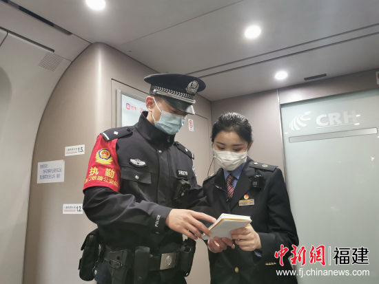 廈門(mén)鐵路公安處特警支隊(duì)民警林澤祺 值乘列車(chē)