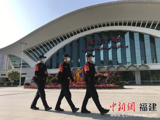 廈門(mén)鐵路公安處特警支隊(duì)民警在車(chē)站巡邏