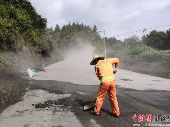 中午11時(shí)，養(yǎng)路工將路面清理干凈，恢復(fù)安全通行。余思煥 攝